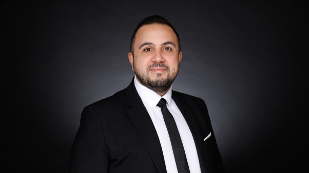 Bild von Kerem Yilmaz mit Anzug auf schwarzem Hintergrund