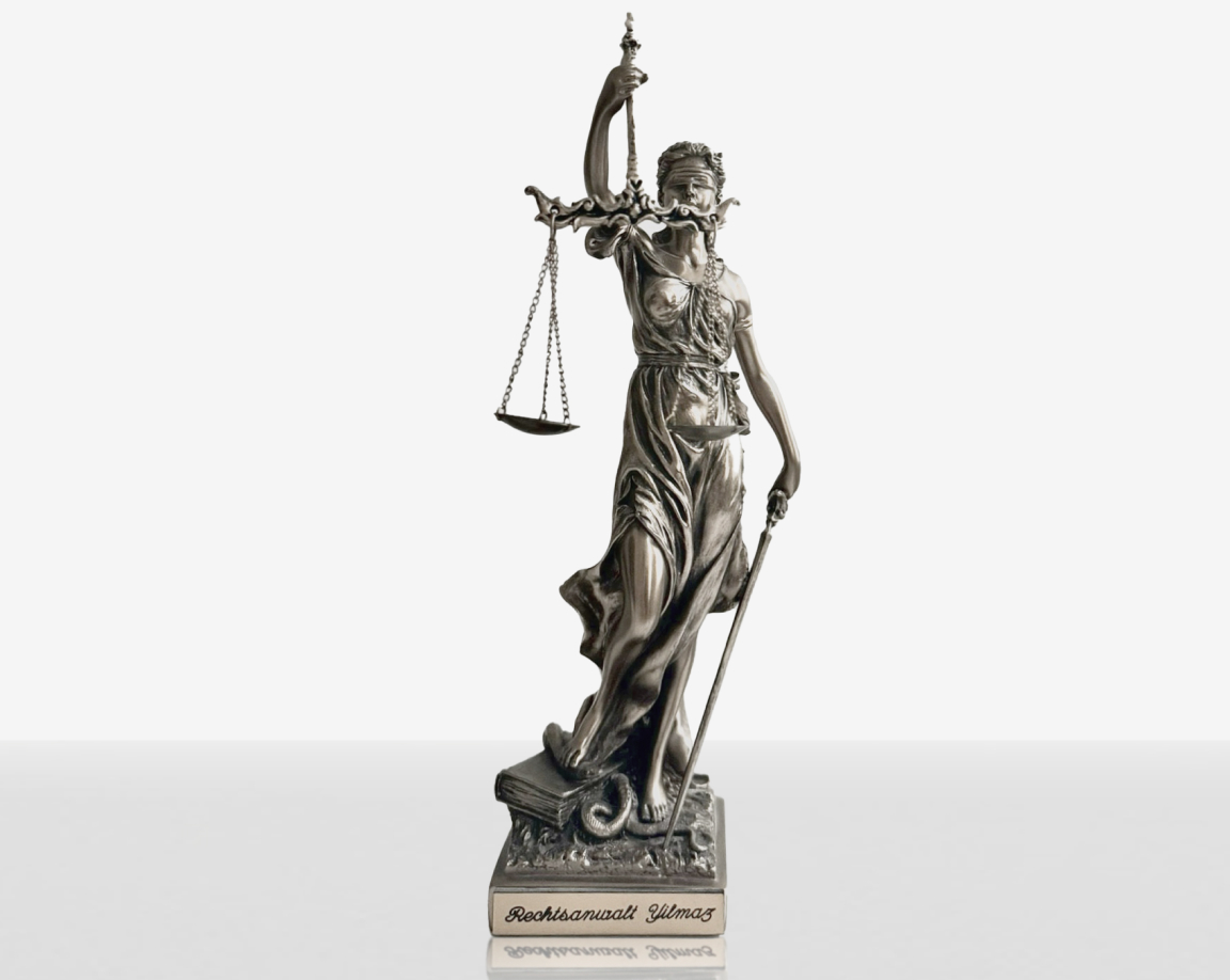 Statue von Justizia mit Wage und Schwert in der Hand